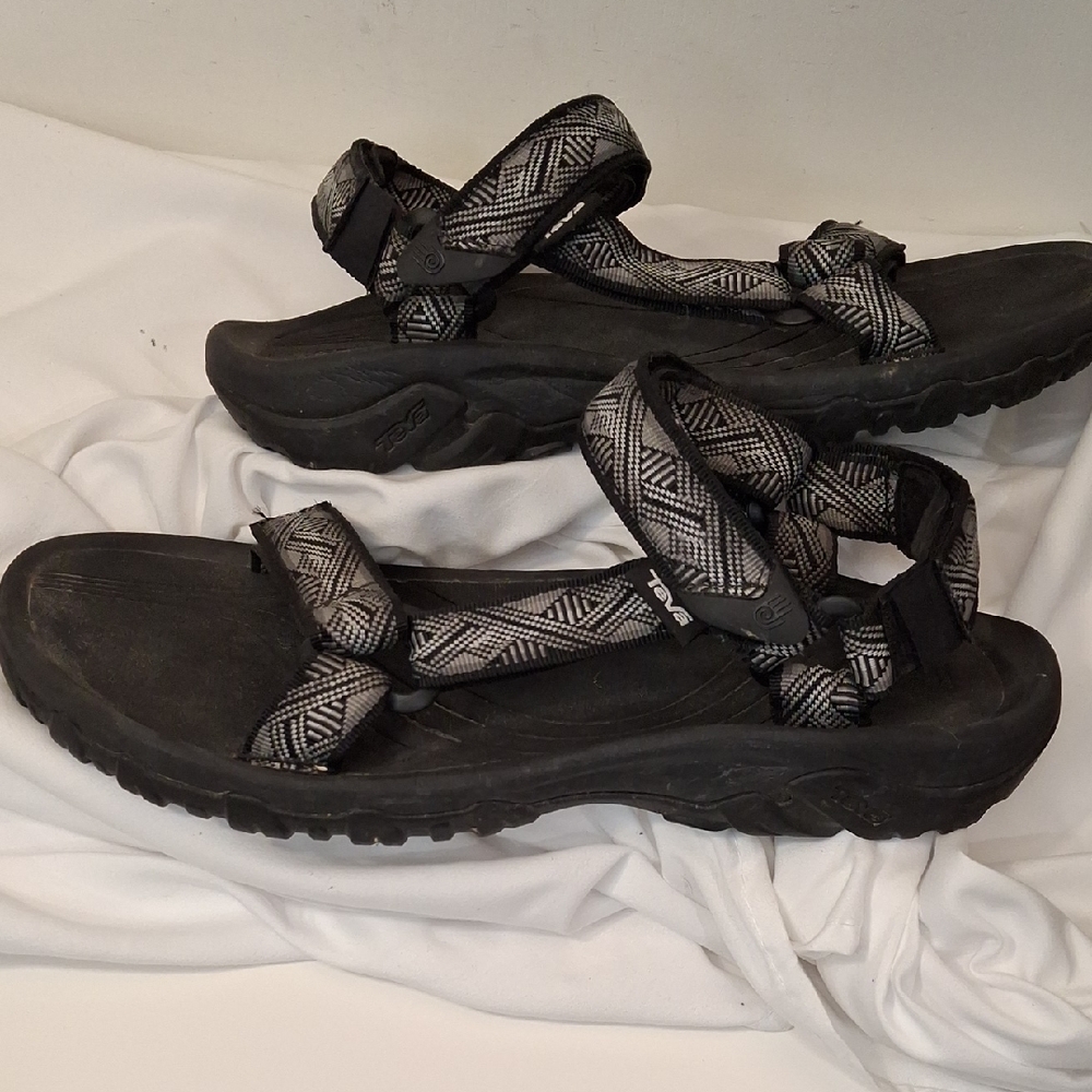 Teva Men's Black and Gray Patterned Sandals.Velcro Closures. Great Condition.